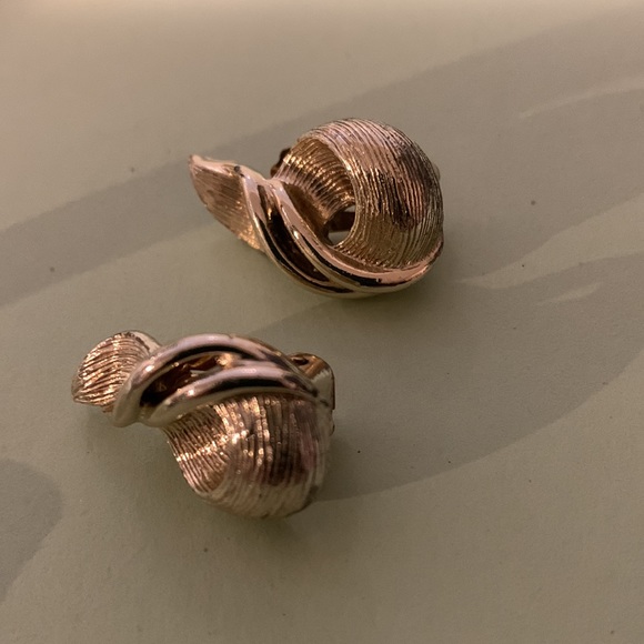 Avon earrings clip Ons 1”* - Picture 5 of 5